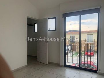 RENTA. Casa con amenidades y 3 recámaras - Capital Sur