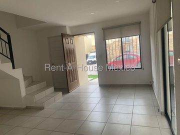 RENTA. Casa con amenidades y 3 recámaras - Capital Sur