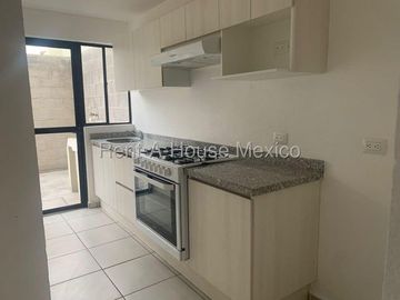 RENTA. Casa con amenidades y 3 recámaras - Capital Sur