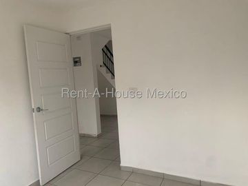 RENTA. Casa con amenidades y 3 recámaras - Capital Sur