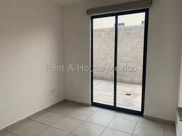 RENTA. Casa con amenidades y 3 recámaras - Capital Sur