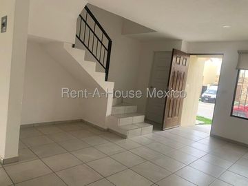 RENTA. Casa con amenidades y 3 recámaras - Capital Sur