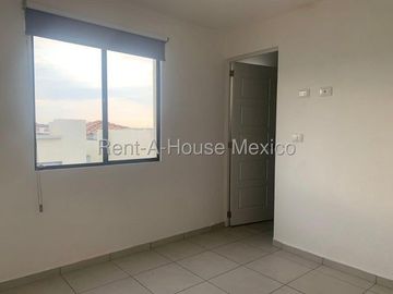 RENTA. Casa con amenidades y 3 recámaras - Capital Sur