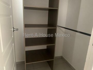 RENTA. Casa con amenidades y 3 recámaras - Capital Sur