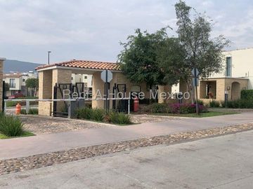 RENTA. Casa con amenidades y 3 recámaras - Capital Sur