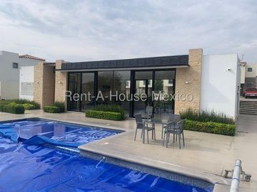 RENTA. Casa con amenidades y 3 recámaras - Capital Sur