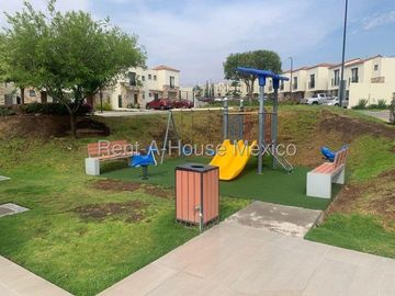 RENTA. Casa con amenidades y 3 recámaras - Capital Sur
