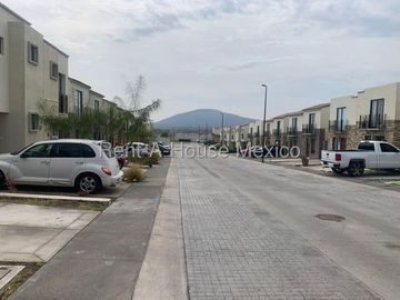 RENTA. Casa con amenidades y 3 recámaras - Capital Sur