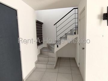 RENTA. Casa con amenidades y 3 recámaras - Zákia