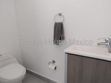 RENTA. Casa con amenidades y 3 recámaras - Zákia