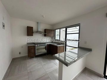 RENTA. Casa con amenidades y 3 recámaras - Zákia