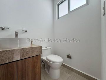 Casa con 3 recámaras y sala de TV. RENTA, Zarú Zákia