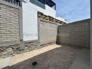 Casa con 3 recámaras y sala de TV. RENTA, Zarú Zákia