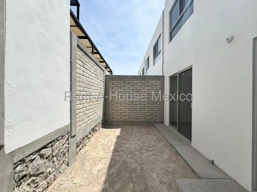 Casa con 3 recámaras y sala de TV. RENTA, Zarú Zákia