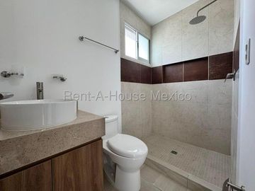 Casa con 3 recámaras y sala de TV. RENTA, Zarú Zákia