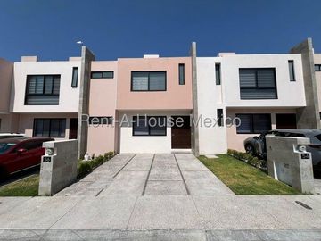 RENTA. Casa con amenidades y 3 recámaras - Altos del Marqués