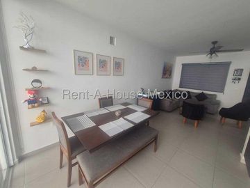 RENTA. Casa amueblada con 3 recámaras, amenidades, área de TV - Paseo San Junípero