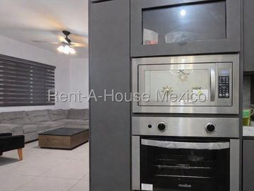RENTA. Casa amueblada con 3 recámaras, amenidades, área de TV - Paseo San Junípero