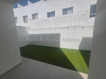 RENTA. Casa amueblada con 3 recámaras, amenidades, área de TV - Paseo San Junípero