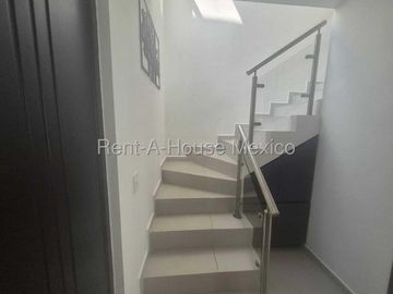 RENTA. Casa amueblada con 3 recámaras, amenidades, área de TV - Paseo San Junípero