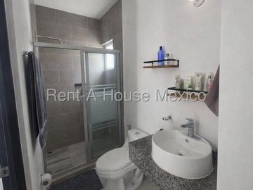 RENTA. Casa amueblada con 3 recámaras, amenidades, área de TV - Paseo San Junípero