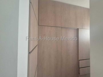 RENTA. Casa amueblada con 3 recámaras, amenidades, área de TV - Paseo San Junípero