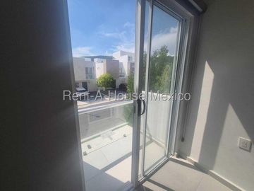 RENTA. Casa amueblada con 3 recámaras, amenidades, área de TV - Paseo San Junípero