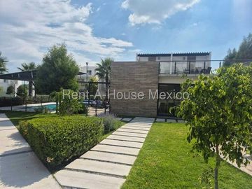 RENTA. Casa amueblada con 3 recámaras, amenidades, área de TV - Paseo San Junípero