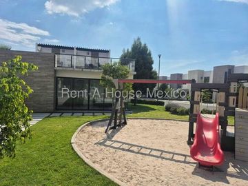 RENTA. Casa amueblada con 3 recámaras, amenidades, área de TV - Paseo San Junípero