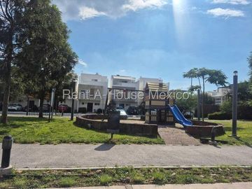 RENTA. Casa amueblada con 3 recámaras, amenidades, área de TV - Paseo San Junípero