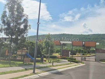 RENTA. Casa amueblada con 3 recámaras, amenidades, área de TV - Paseo San Junípero