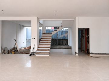 RUMAH MEWAH DALAM CLUSTER DI KEMANG AREA LOKASI STRATEGIS DIJUAL