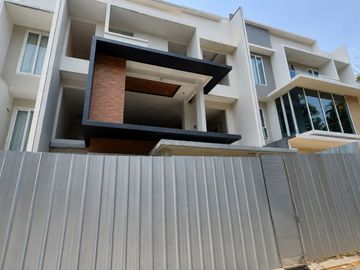 RUMAH MEWAH DALAM CLUSTER DI KEMANG AREA LOKASI STRATEGIS DIJUAL