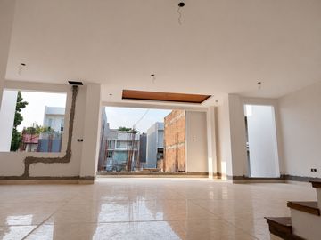 RUMAH MEWAH DALAM CLUSTER DI KEMANG AREA LOKASI STRATEGIS DIJUAL