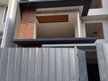 RUMAH MEWAH DALAM CLUSTER DI KEMANG AREA LOKASI STRATEGIS DIJUAL