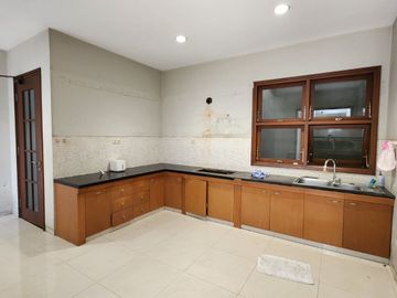 DISEWAKAN RUMAH CLUSTER DI PUSAT BISNIS SOLO BARU