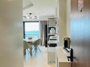 1 bedroom with balcony and corner unit