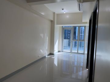 For Sale Executive 1 Bedroom Rent to Own Condo in Uptown Parksuites 2 BGC Taguig near Grand Hyatt