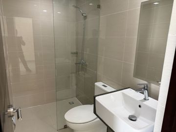 For Sale Executive 1 Bedroom Rent to Own Condo in Uptown Parksuites 2 BGC Taguig near Grand Hyatt
