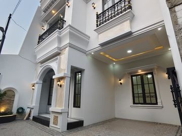 RUMAH BARU MEWAH MODERN CLASSIC STRATEGIS DEKAT TOL CIJAGO KUKUSAN DI CURUG AGUNG TANAH BARU BEJI DEPOK