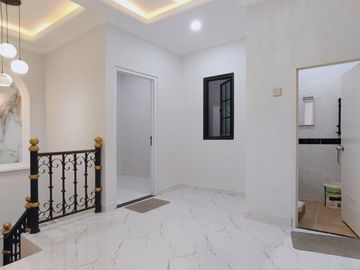 RUMAH BARU MEWAH MODERN CLASSIC STRATEGIS DEKAT TOL CIJAGO KUKUSAN DI CURUG AGUNG TANAH BARU BEJI DEPOK