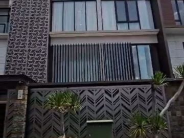 Rumah Mewah Full Furnished dengan Kolam Renang di Istana Dieng Malang. Dekat Universitas Brawijaya, UM, MATOS, Cyber Mall, Rumah Sakit.MLG00081