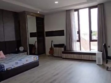Rumah Mewah Full Furnished dengan Kolam Renang di Istana Dieng Malang. Dekat Universitas Brawijaya, UM, MATOS, Cyber Mall, Rumah Sakit.MLG00081