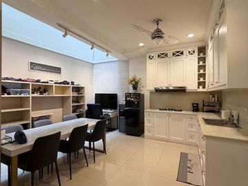 Rumah DE MANSION ALAM SUTERA Full Furnished 3 Lantai