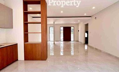 Rumah Bangunan Besar Renovasi Bagus di Legenda wisata Cibubur