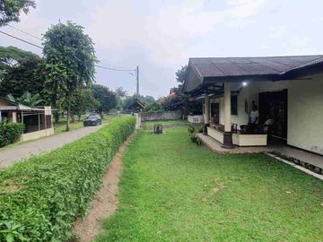 rumah Hook asri dan luas dibawah njop di arco sawangan