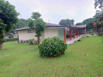 rumah Hook asri dan luas dibawah njop di arco sawangan