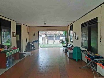 rumah Hook asri dan luas dibawah njop di arco sawangan