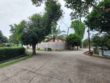 rumah Hook asri dan luas dibawah njop di arco sawangan