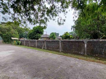 rumah Hook asri dan luas dibawah njop di arco sawangan